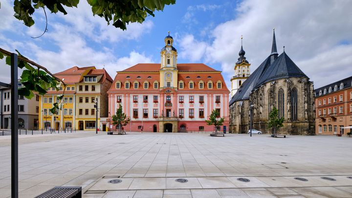 Das Rathaus und die Ev. Stadtkirche St. Marien am Marktplatz in Weißenfels an der Straße der Romanik, Burgenlandkreis, Sachsen-Anhalt, Deutschland